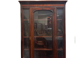 Vente aux enchères Bibliothèque de style Louis XVI en acajou et placage d'acajou.  Dim. 2