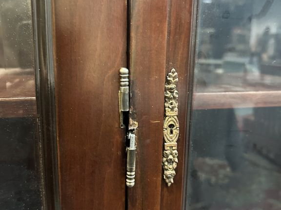 Bibliothèque de style Louis XVI en acajou et placage d'acajou.  Dim. 2