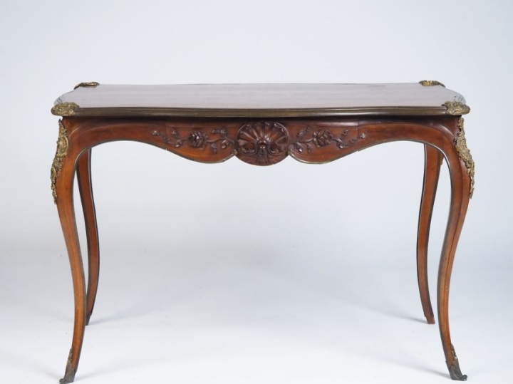 Table de salon Napoléon III en noyer et placage de noyer, belle orneme