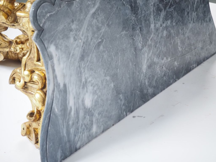 Console Napoléon III de style Louis XV en bois sculpté et doré, à déco