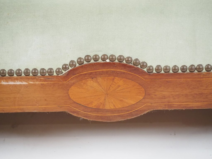 Méridienne 1930 en marqueterie, dossier renversé, pieds renflés à godr