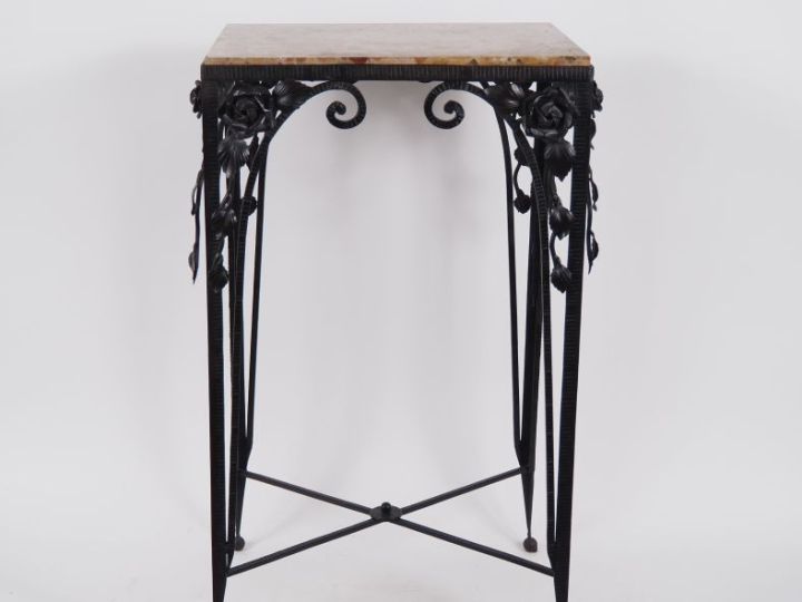 Guéridon Art Déco piétement en fer forgé martelé et ajouré, à décor de