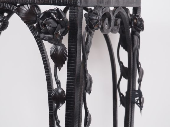 Guéridon Art Déco piétement en fer forgé martelé et ajouré, à décor de