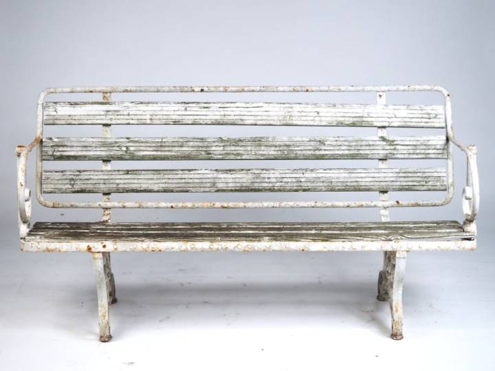 Banc de jardin de style Art Nouveau en bois et fer forgé.  (à restaure