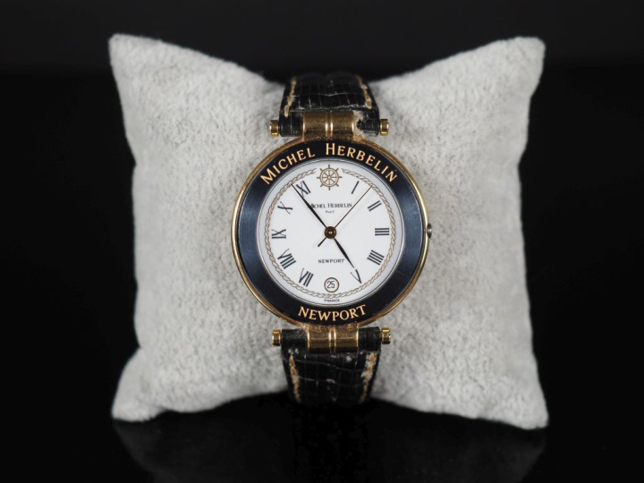 MICHEL HERBELIN, Newport Montre bracelet en métal.  Cadran rond à fond