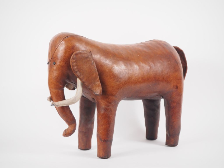 Dimitri OMERSA.  "Eléphanteau" Sculpture en cuir bourré  Dim. 46 x 58 