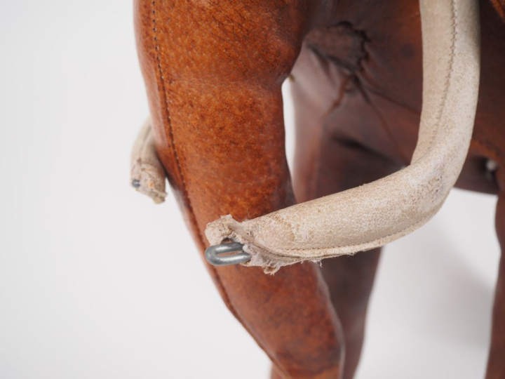 Dimitri OMERSA.  "Eléphanteau" Sculpture en cuir bourré  Dim. 46 x 58 