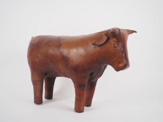 Vente aux enchères Dimitri OMERSA.  "Taureau" Sculpture en cuir bourré  Dim. 39 x 62 cm  