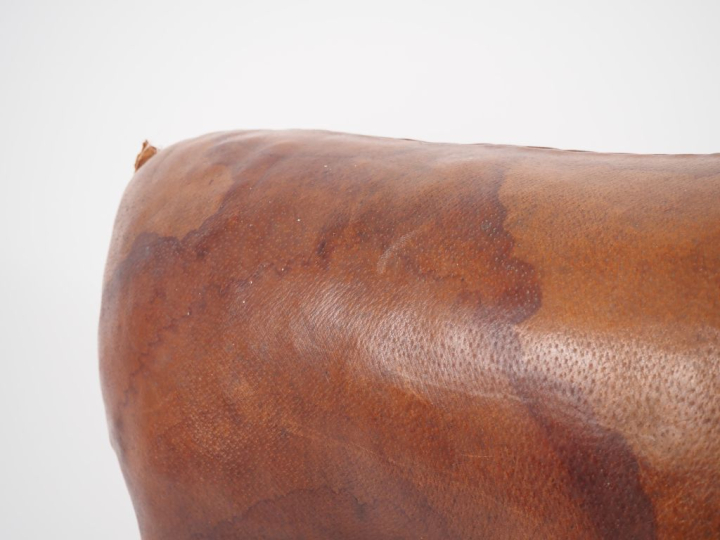 Dimitri OMERSA.  "Taureau" Sculpture en cuir bourré  Dim. 39 x 62 cm  