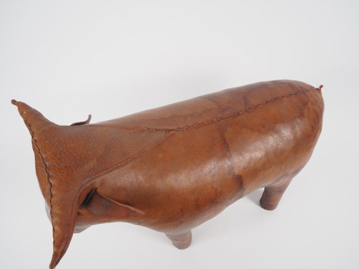 Dimitri OMERSA.  "Taureau" Sculpture en cuir bourré  Dim. 39 x 62 cm  