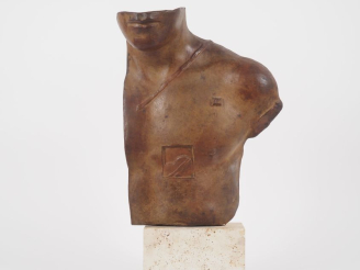 Vente aux enchères Igor MITORAJ. "Asclepios" Sculpture en bronze à patine médaille. Signé