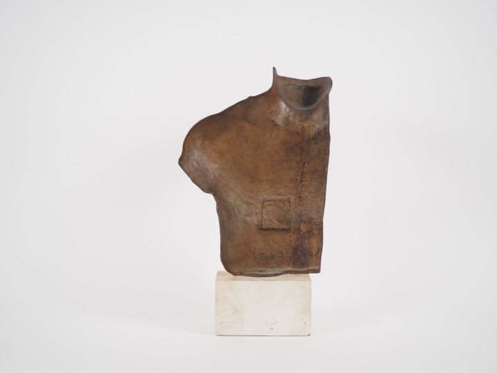 Igor MITORAJ. "Asclepios" Sculpture en bronze à patine médaille. Signé