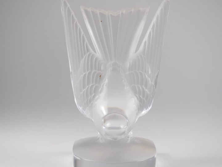 LALIQUE France.  Presse papier "hirondelle" en cristal  Signé H. 16,5 