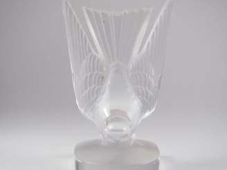 Vente aux enchères LALIQUE France.  Presse papier "hirondelle" en cristal  Signé H. 16,5 