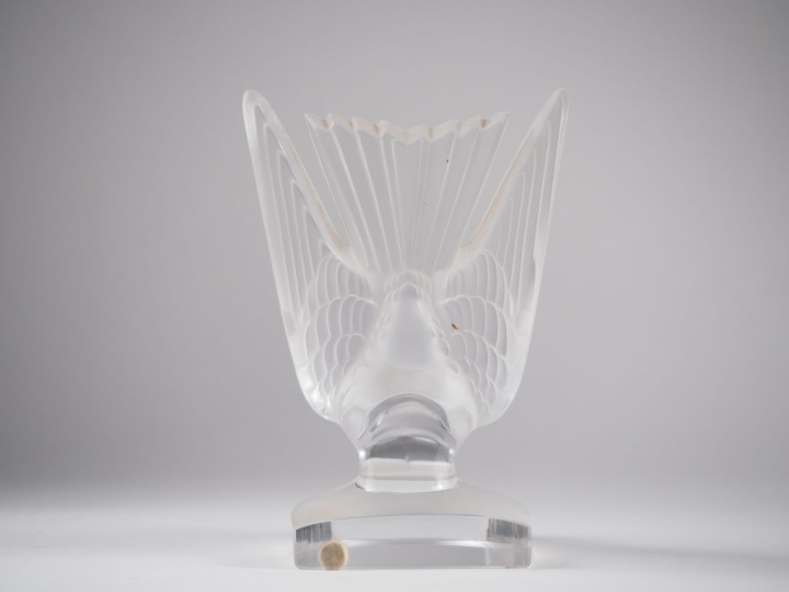 LALIQUE France.  Presse papier "hirondelle" en cristal  Signé H. 16,5 