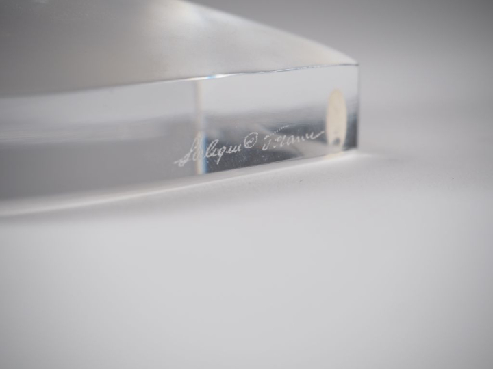 LALIQUE France.  Presse papier "hirondelle" en cristal  Signé H. 16,5 