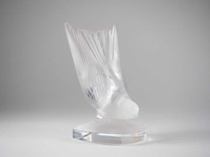 LALIQUE France.  Presse papier "hirondelle" en cristal  Signé H. 16,5 