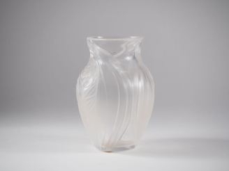 Vente aux enchères LALIQUE.  Vase "Pavie" en cristal  Signé H. 13 cm