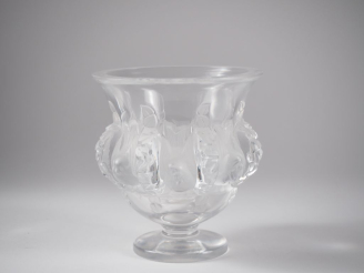 Vente aux enchères LALIQUE.  Vase "Dampierre" en cristal  Signé Lalique France H. 12 cm