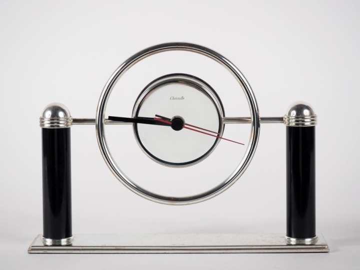 CHRISTOFLE.   Pendulette "ambassadeur" en métal chromé et laque noire.