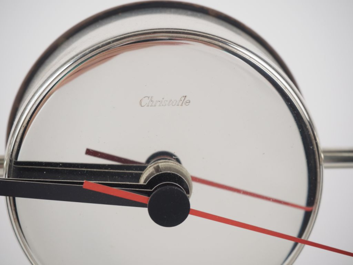 CHRISTOFLE.   Pendulette "ambassadeur" en métal chromé et laque noire.