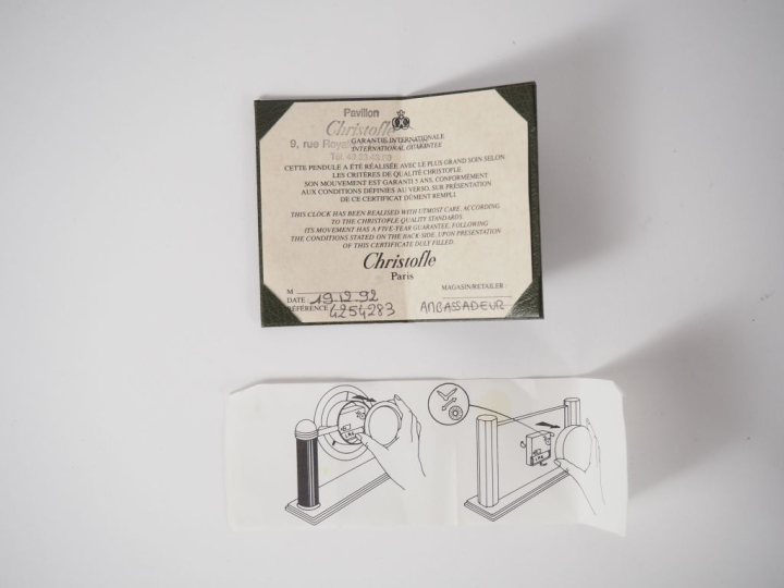CHRISTOFLE.   Pendulette "ambassadeur" en métal chromé et laque noire.