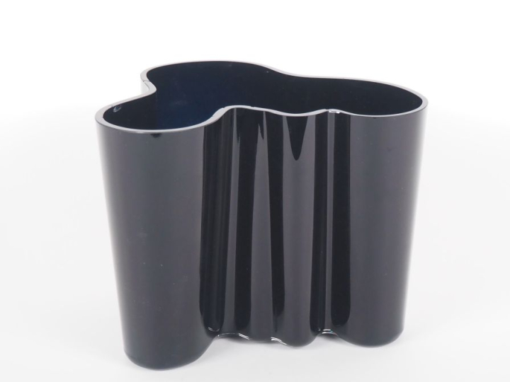 Alvar AALTO.  Vase "Savoy" en verre polylobé bleu nuit Signé H. 16,5 x
