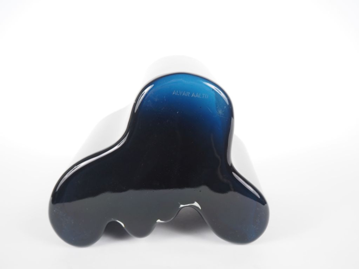 Alvar AALTO.  Vase "Savoy" en verre polylobé bleu nuit Signé H. 16,5 x