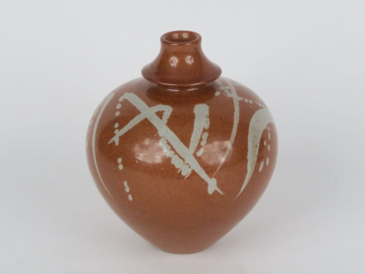 Daniel de MONTMOLLIN. Cachet D Taizé Vase en grès de couleur brique et