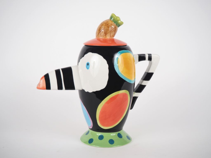 JAMESON et TAILOR.  Théière "Toucan" en porcelaine.  H. 34 cm