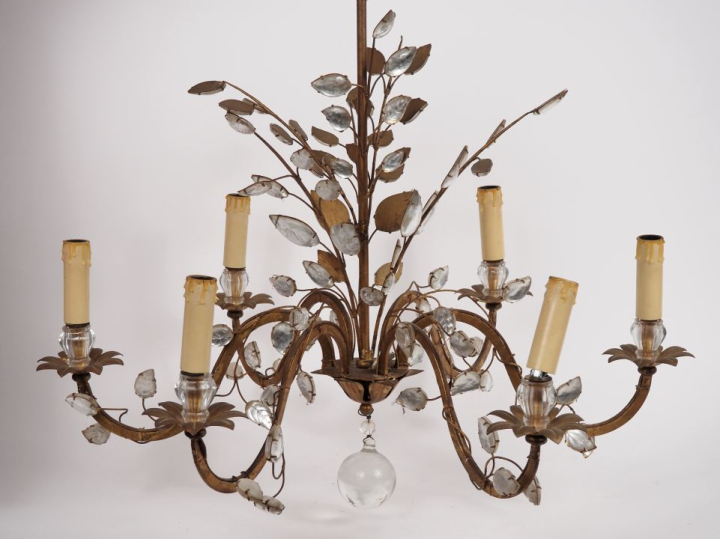 BAGUES.  Lustre en fer forgé doré et cristal, éclairant à six bras de 