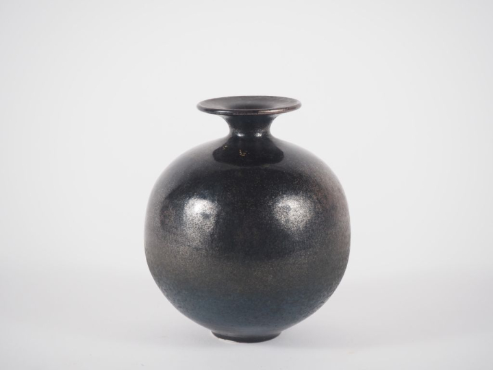 Vase boule en grès lustré noir pailleté d'argent, signé d'un monogramm