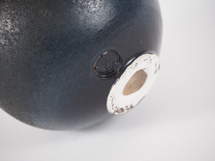 Vase boule en grès lustré noir pailleté d'argent, signé d'un monogramm