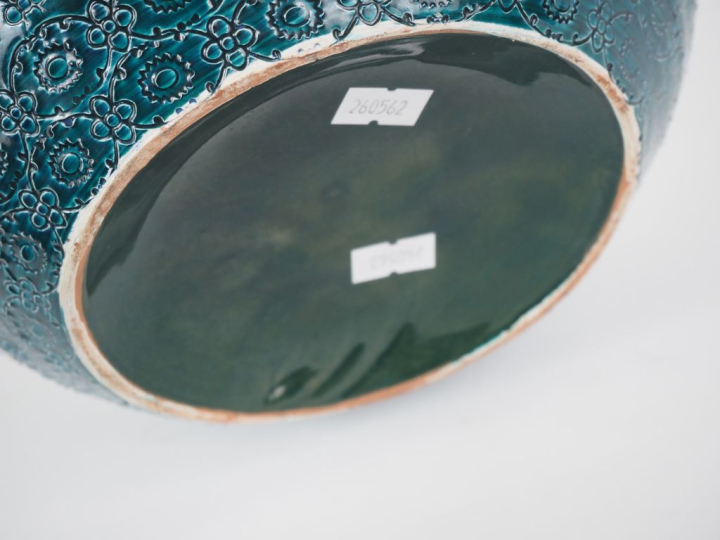 Vase boule en céramique turquoise, à décor gravé de fleurs.  H. 20 cm