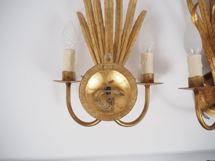 Paire d'appliques double "fougères" en métal doré.  H. 46 cm
