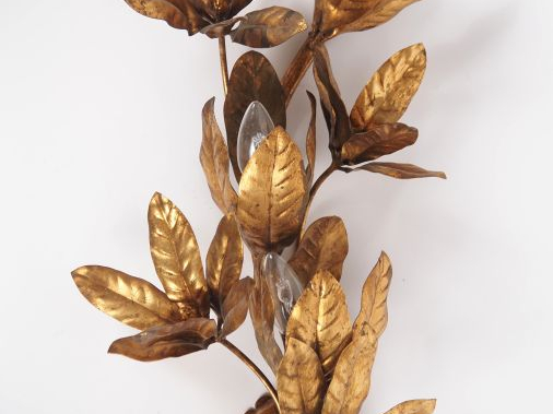 Grande applique à deux lumières, à décor de feuillage.  H. 64 cm