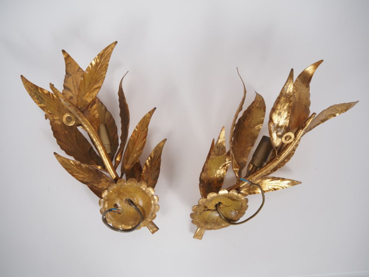 Paire d'appliques en métal doré à décor de feuillage. H. 39 cm