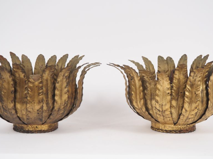 Paire de plafonniers en métal doré, décor de feuillage.  H. 19 cm