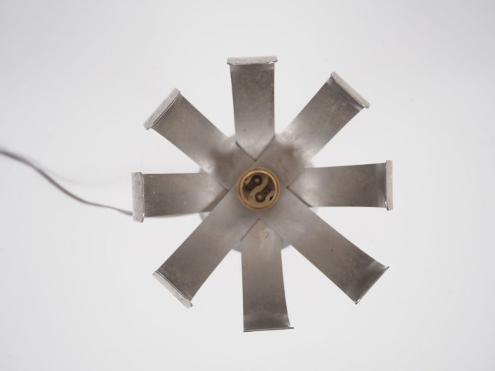 Lampe "fleur" en métal brossé. H. 26 cm