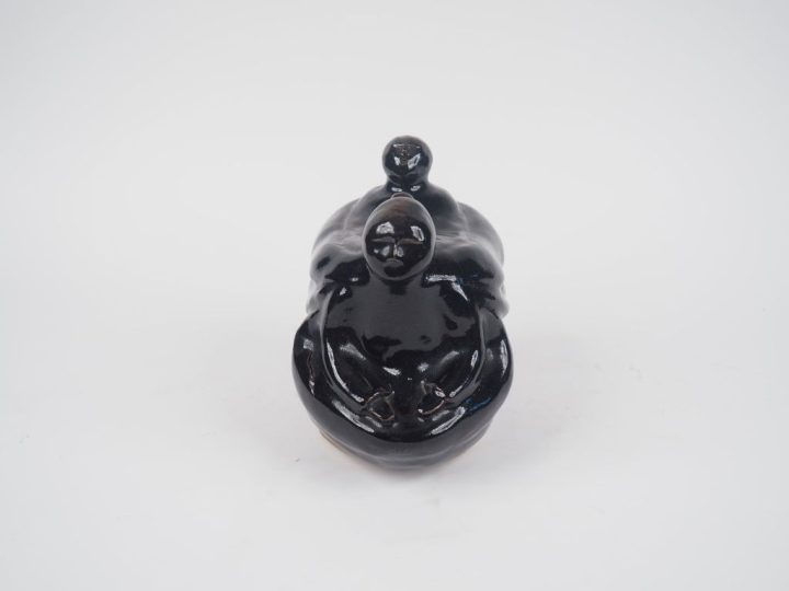 Sujet en céramique noire "jeune mère et son enfant". Dim. 20 x 21 cm