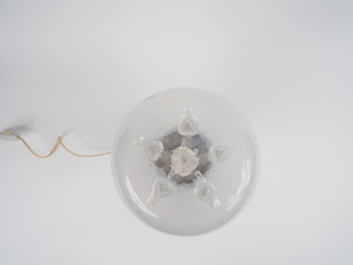 Lampe de table des années 70 en verre opalin blanc, métal chromé laqué
