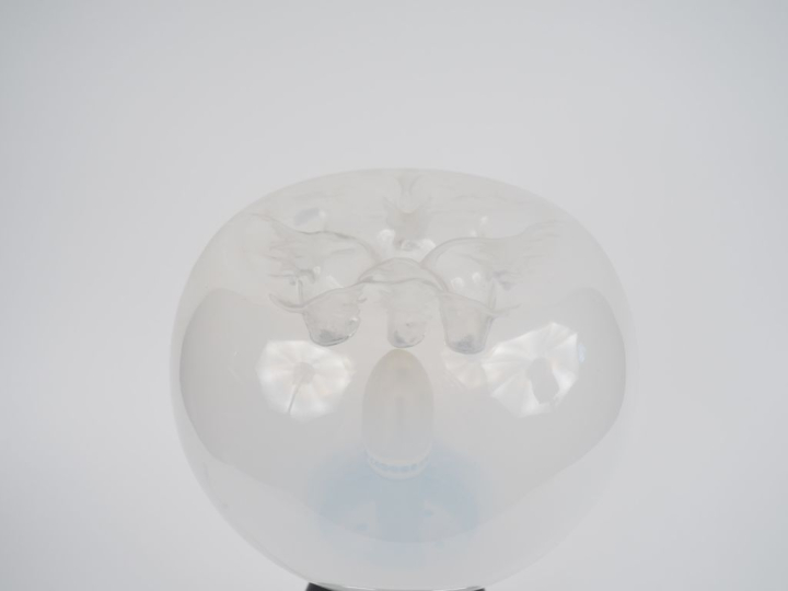 Lampe de table des années 70 en verre opalin blanc, métal chromé laqué