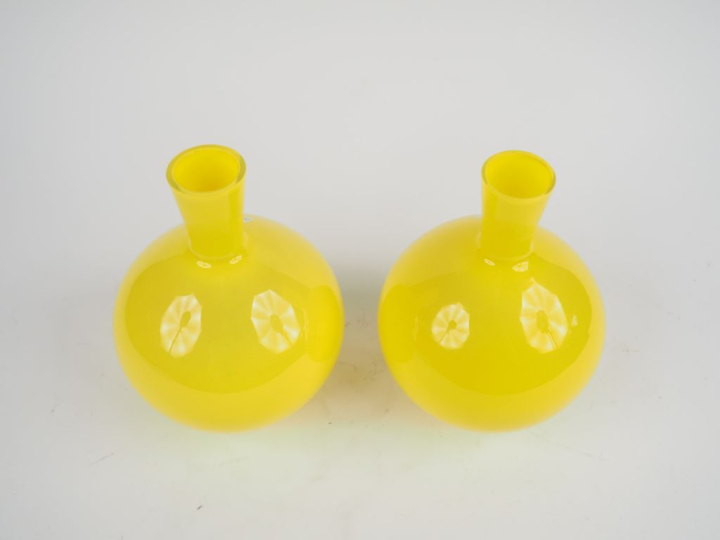 Paire de vases en verre jaune. H. 21 cm