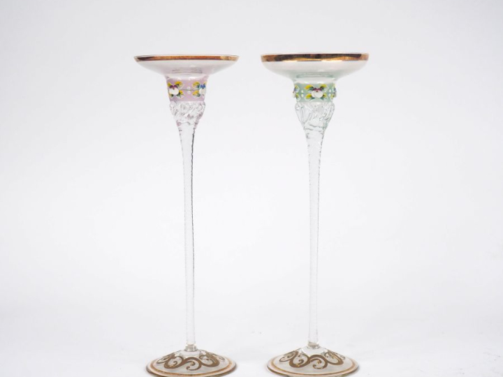 Paire de bougeoirs en verre de Murano, décor émaillé de fleurs.  H. 25