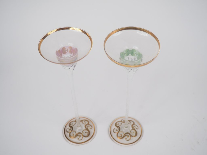 Paire de bougeoirs en verre de Murano, décor émaillé de fleurs.  H. 25