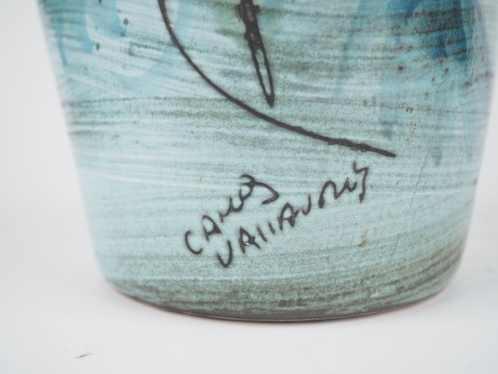 VALLAURIS.  Vase en céramique à décor de fleurs polychromes. Signé H. 