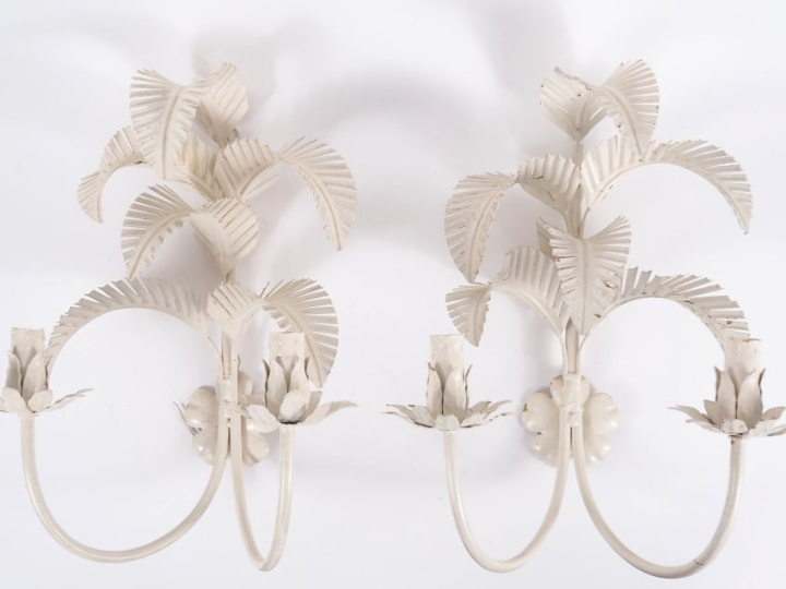 Paire d'appliques en tôle peinte à décor de palmes et de fleurs. H. 43