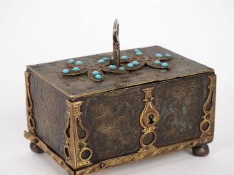 Vente aux enchères Michael MANN (dans le goût de). Coffre de Nuremberg miniature en bronz