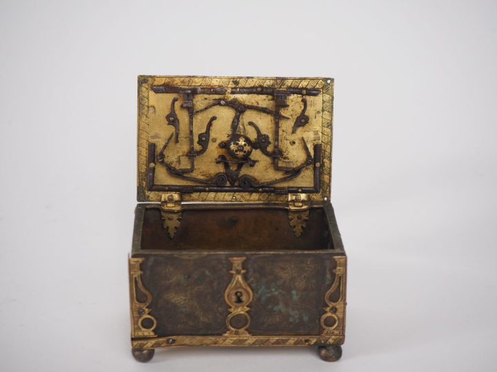 Michael MANN (dans le goût de). Coffre de Nuremberg miniature en bronz
