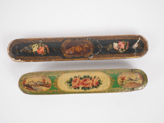 Vente aux enchères Deux différents plumiers en carton bouilli à décor de fleurs de paysag